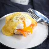 Ouă Benedict cu somon afumat