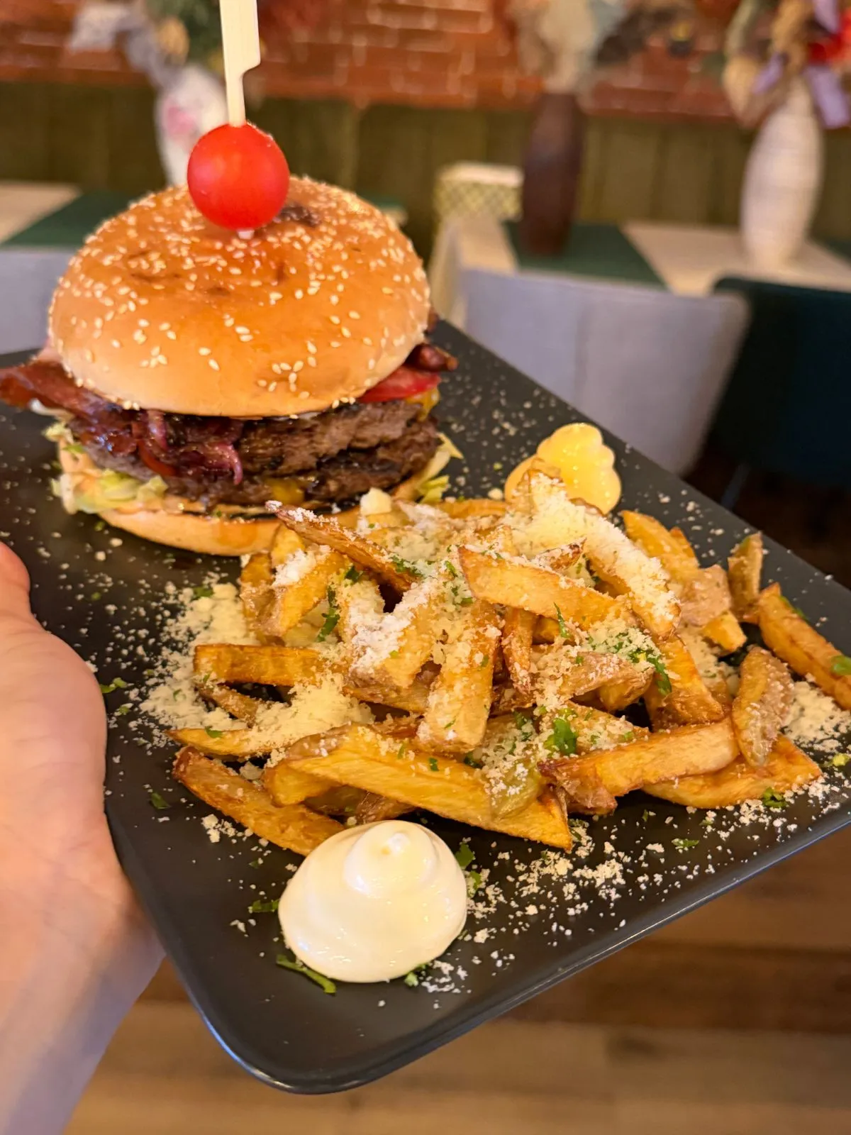 Burger cu cartofi și parmezan