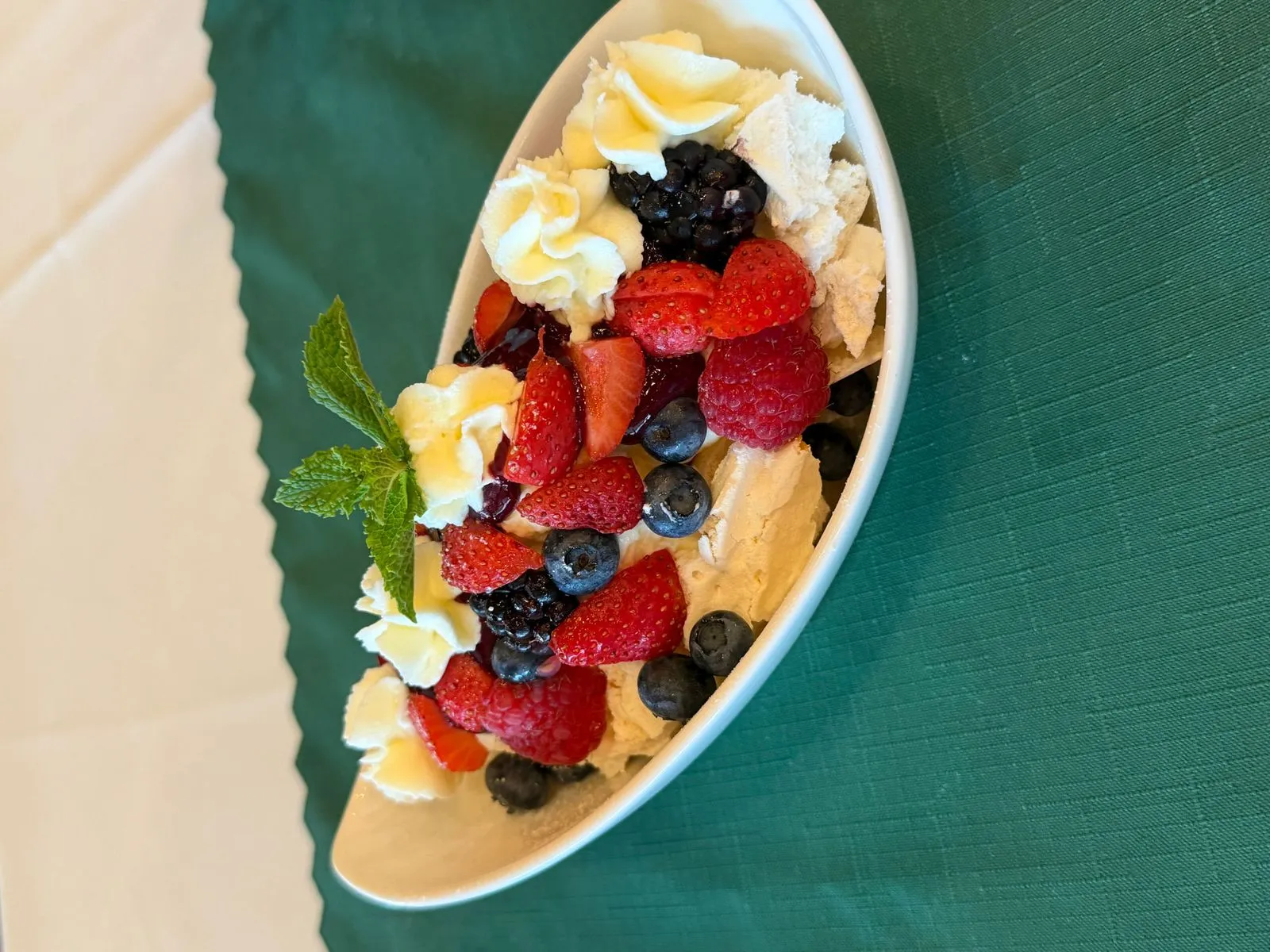 Pavlova cu fructe