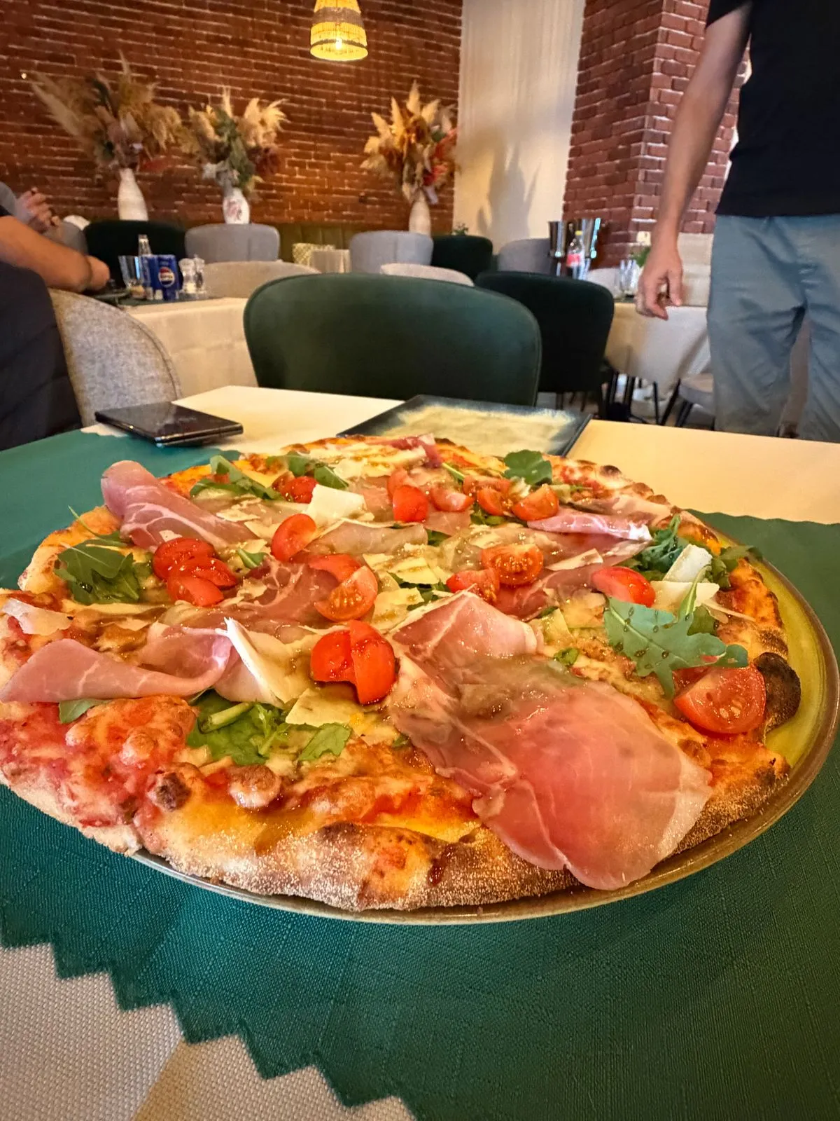 Pizza cu prosciutto